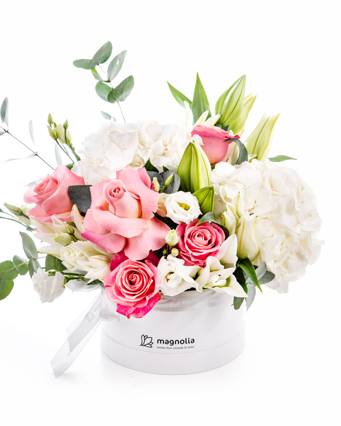aranjament cutie flori albe si roz