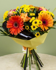 1415026275Mix_bouquet_with_roses,_gerbera_and_chrysanthemums_1r