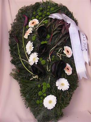Coroană funerară cu gerbera, cale, crizanteme şi leucadendron