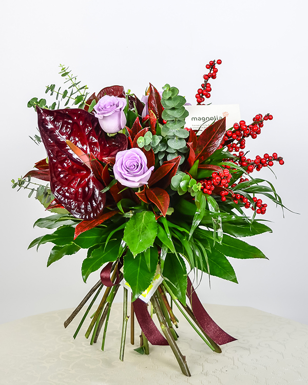 Bouquet with 8 aqua roses, anthurium and ilex 