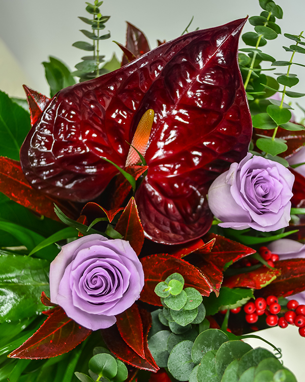 Bouquet with 8 aqua roses, anthurium and ilex 