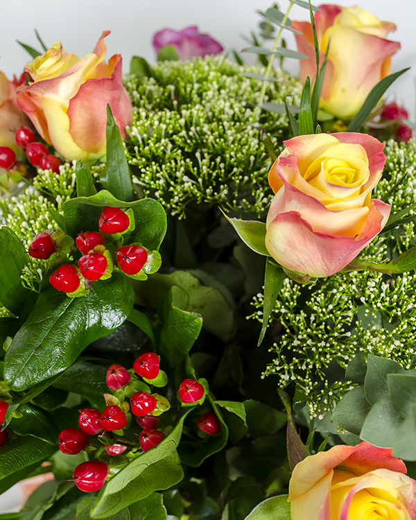 Buchet cu 9 trandafiri şi verdeaţă decorativă