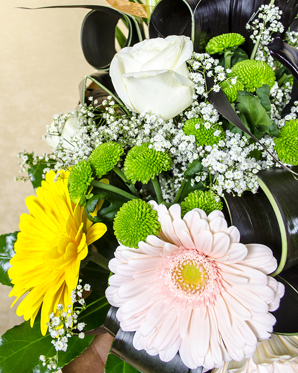 Buchet gerbera, trandafiri, bambus