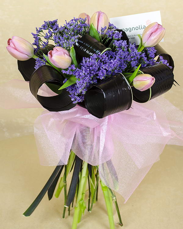 Bouquet with 7 pink tulips and limonium