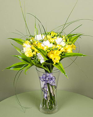 Buchet frezii albe, galbene și frunze decorative 