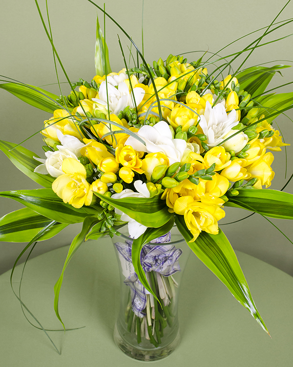 Buchet frezii albe, galbene și frunze decorative 