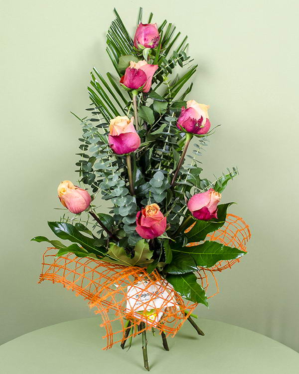 Buchet 7 trandafiri decoraţi cu asparagus şi Phoenix