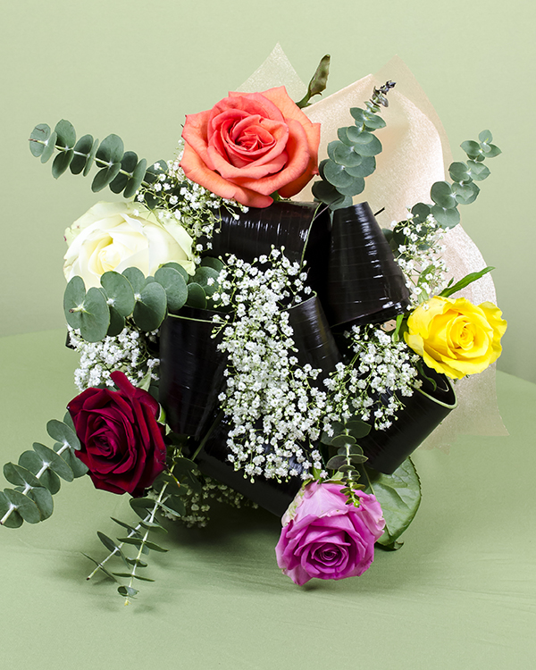 Bouquet with 5 multicolored roses and gypsophilla