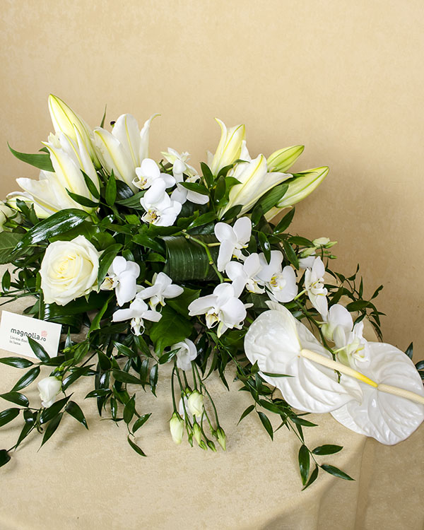 Aranjament funerar din flori albe 