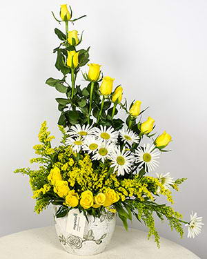 Aranjament trandafiri galbeni, Solidago și flori albe