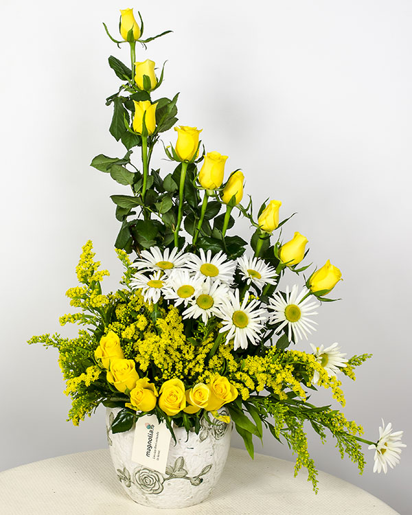 Aranjament trandafiri galbeni, Solidago și flori albe