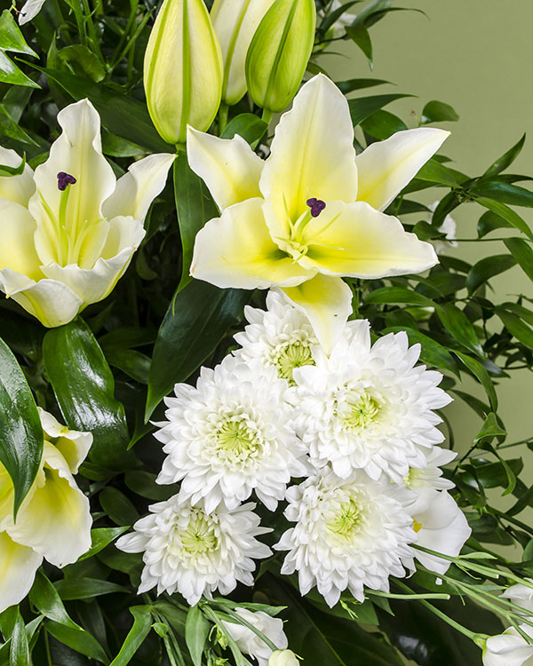 Aranjament funerar cu flori albe