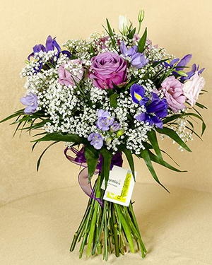 Buchet cu flori albe mov si roz
