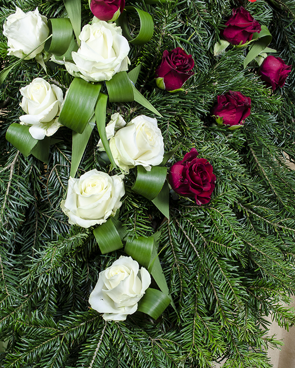 Coroană funerară trandafiri roșii, albi și Anthurium