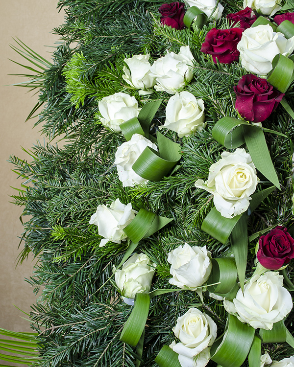 Coroană funerară trandafiri roșii, albi și Anthurium