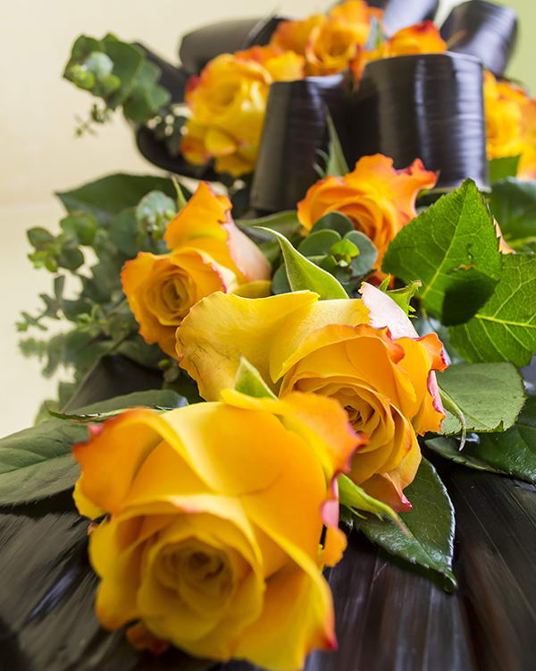 Bouquet with 9 Marie Claire roses and cordyline leaves