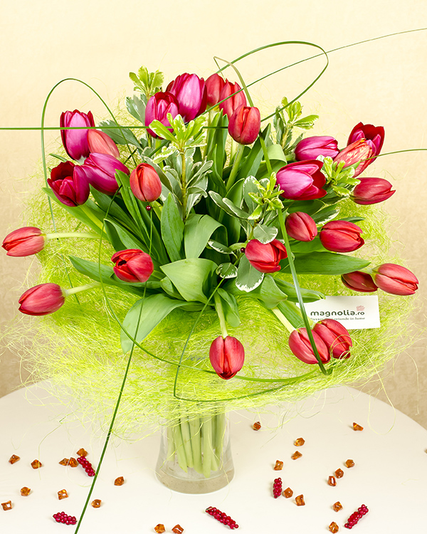 Bouquet with 27 red tulips in a pink sisal holder