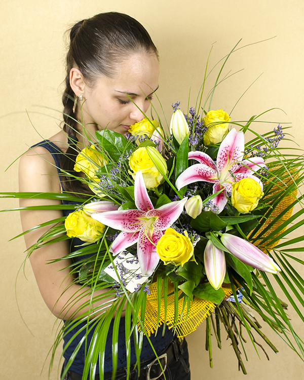 Bouquet with yellow flowers: lilies, roses and accessories