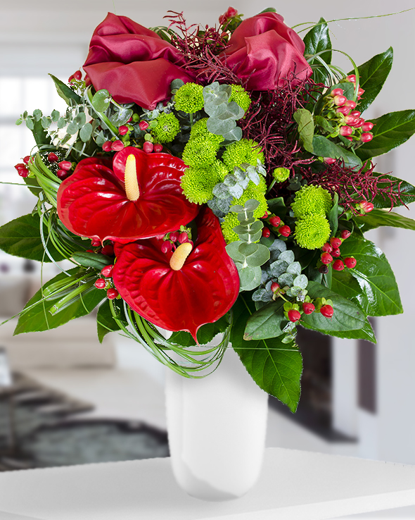 Buchet cu flori roşii decorat cu fundiţă şi accesorii uscate 