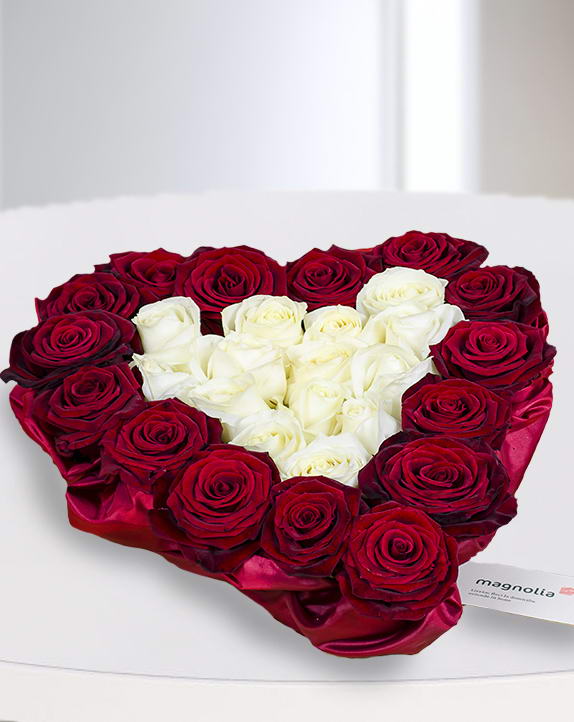Aranjament cu 29 trandafiri albi şi roşii în formă de inimă 