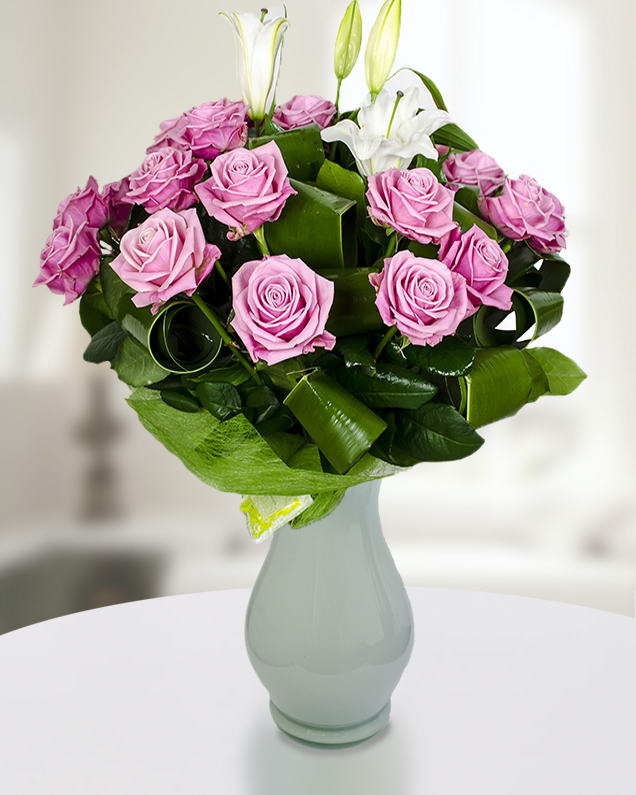 Bouquet with 23 pink roses and imperial lilies