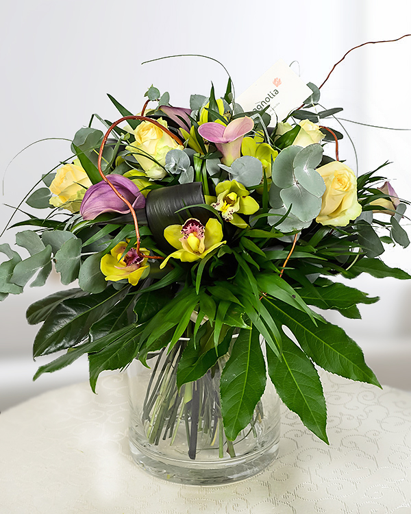 Buchet exotic cu orhidee cymbidium, 6 trandafiri şi cale