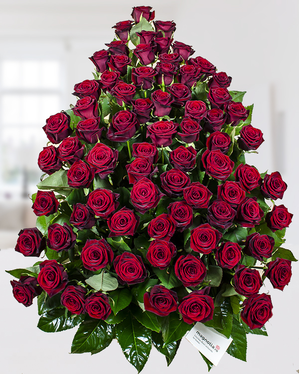 Aranjament cu 75 trandafiri roşii
