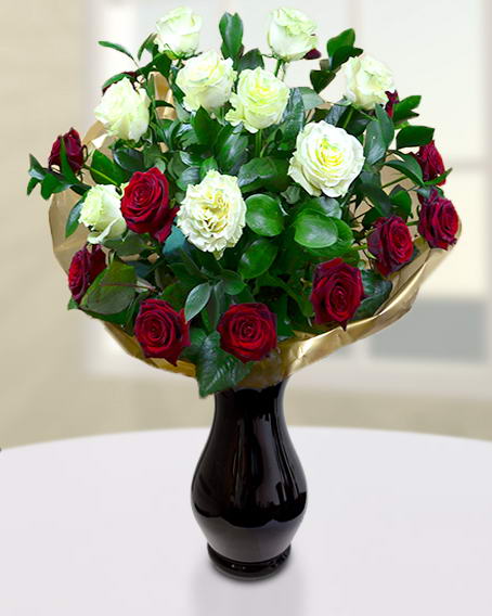 Buchet 23 trandafiri (13 trandafiri roşii şi 10 albi)