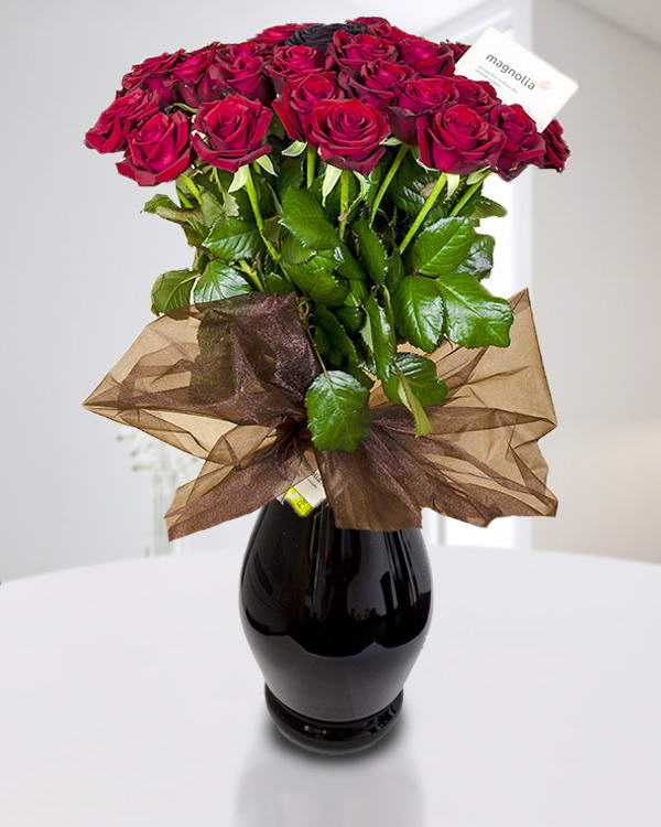 Buchet 31 trandafiri roșii cu fundă din material elegant