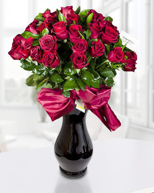 Buchet 67 trandafiri roșii, Ruscus și o fundă din material elegant
