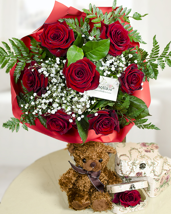 Buchet cu 7 trandafiri roşii împreună cu un ursuleţ de pluş