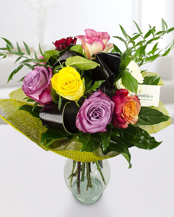 Buchet cu trandafiri coloraţi şi frunze decorative