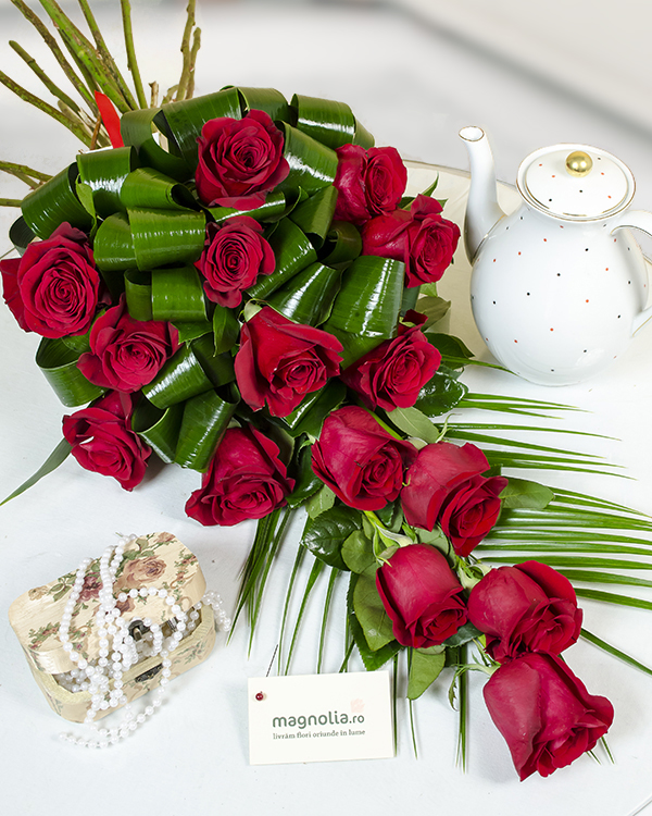 Buchet elegant cu 15 trandafiri roşii 