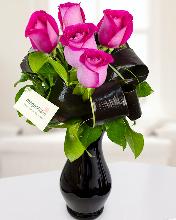 Bouquet with 5 pink roses and decorative greenery