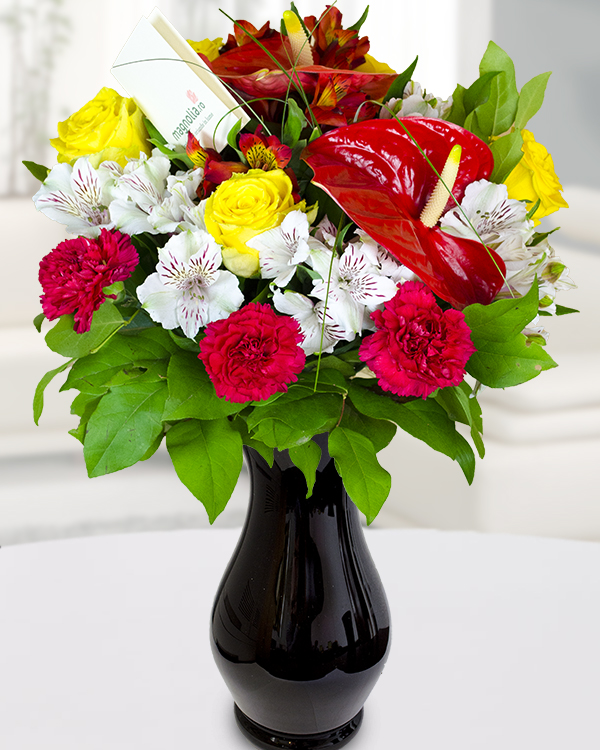 Round Bouquet with Roses, Carnation, Anthurium