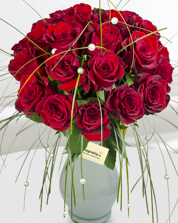 Buchet trandafiri roşii si accesorii florale