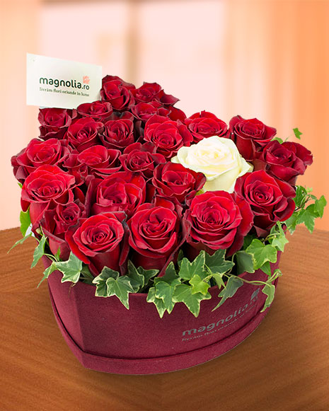 Cutie inimă cu trandafiri roşii