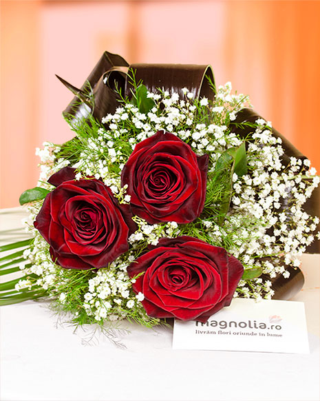 3 red roses bouquet with ruscus leaves
