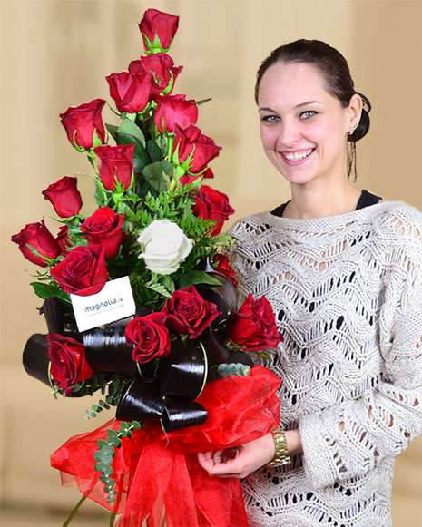 Buchet cu 20 trandafiri roşii şi unul alb