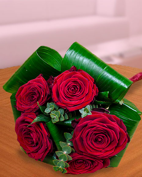Round bouquet with 5 Red Roses and aspidistra