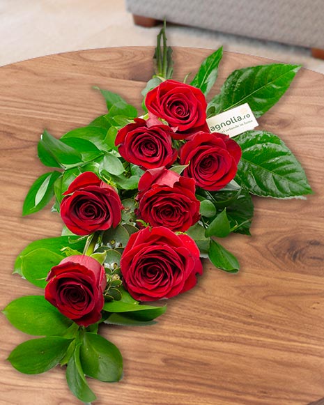 Trandafiri roşii decoraţi cu aralia şi eucalipt