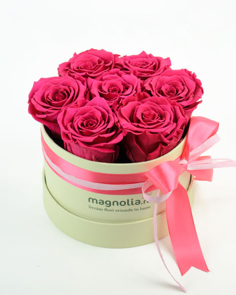 Cutie cu trandafiri criogenati roz si ciocolata