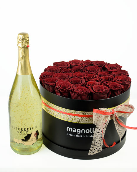 Box with 25 red preserved roses and champagne