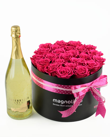Box with 25 pink preserved roses and champagne