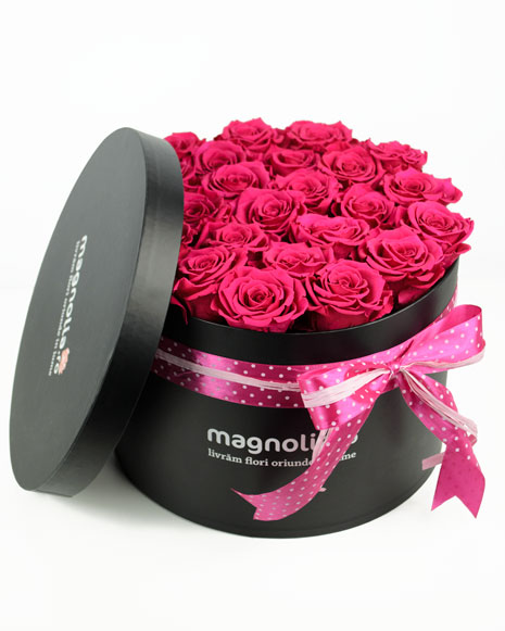 Box with 25 pink preserved roses and champagne