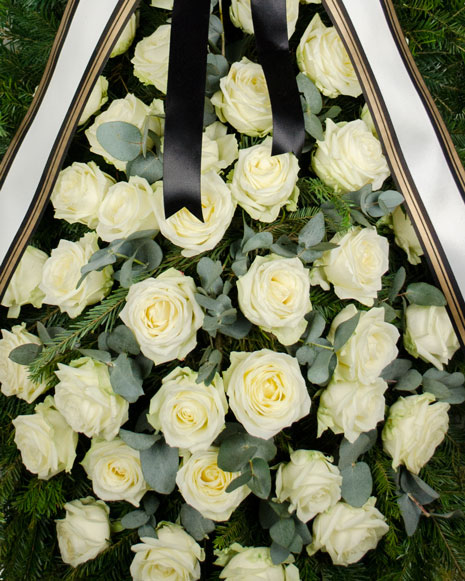 Coroana funerara cu trandafiri albi