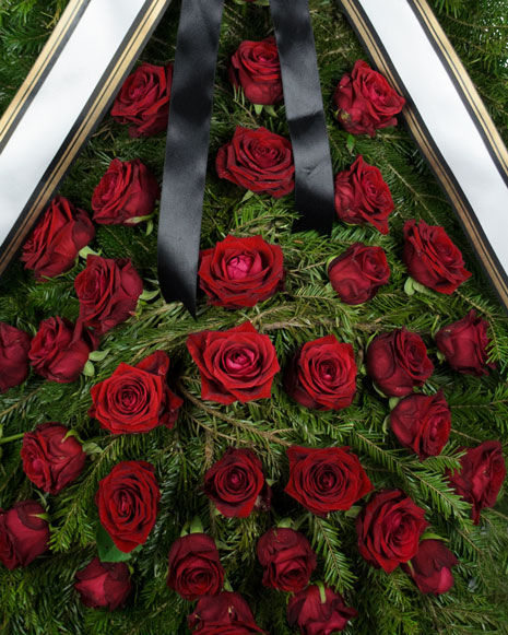 Coroana funerara cu trandafiri rosii