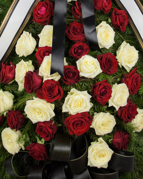 Coroana funerara cu trandafiri