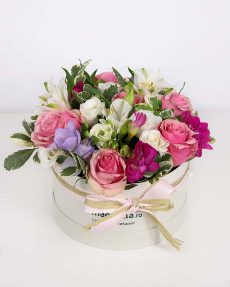 Box with freesias and pink roses