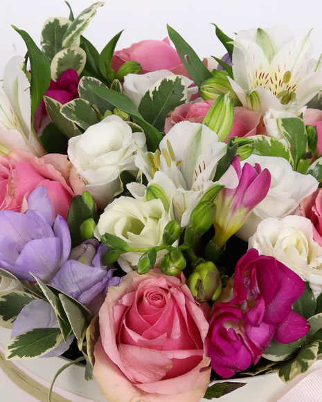 Box with freesias and pink roses